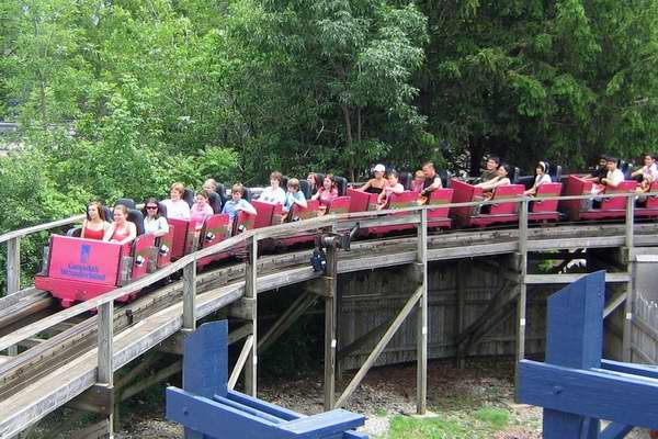 Canada's Wonderland 奇幻乐园 闪购！购2024年季票送今年季票，续费送秋季Fast Lane Plus+亲友单日门票！