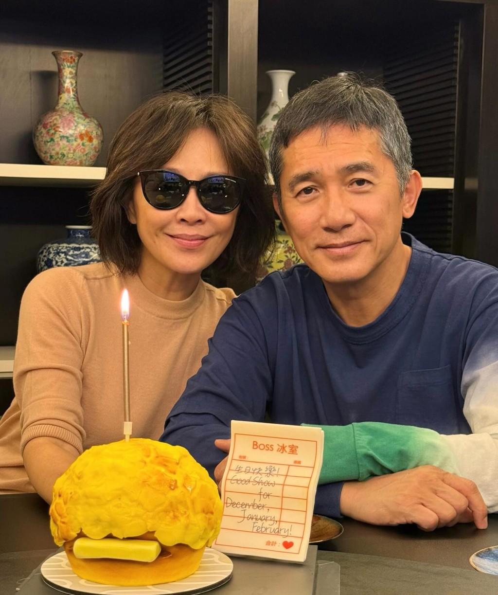 刘嘉玲今日(9日)在IG分享与老公梁朝伟庆生的合照,并写道:“简单、快乐”简单的四字,尽显二人的爱尽在不言中。 刘嘉玲今日(9日)在IG分享与老公梁朝伟庆生的合照,并写道:“简单、快乐”简单的四字,尽显二人的爱尽在不言中。