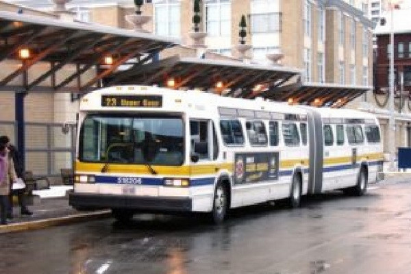 缩略图 | 疯狂！加拿大男子被吊销驾照后，偷了一辆载有乘客的巴士去“兜风”！