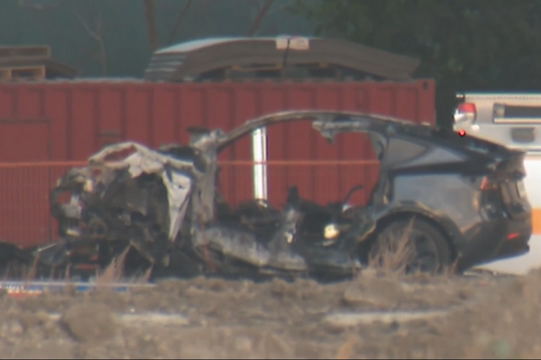 缩略图 | 加拿大4人被困在特斯拉车里烧死：只因起火后电子车门打不开！