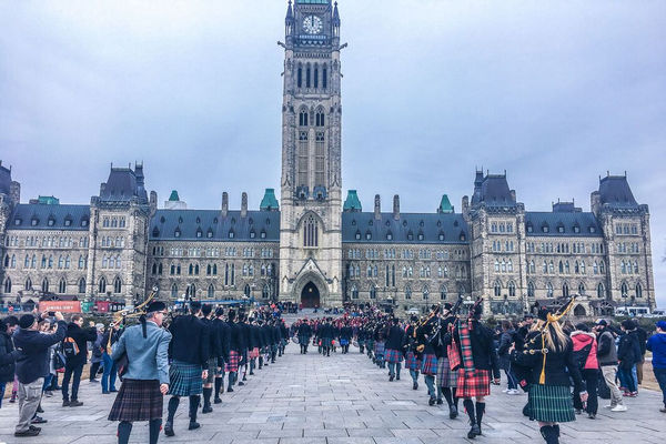 缩略图 | 加拿大格纹日 (National Tartan Day)：穿上你的格子呢，来参加这场盛大表演和游行吧！