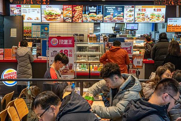 缩略图 | 中国最尴尬的汉堡店，在夹缝中干着急