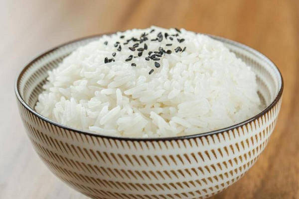 缩略图 | 煮米饭，只用清水还不够，厨娘表示多加2样，清香软糯，粒粒饱满