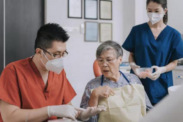 缩略图 | 加拿大卫生部长：下月数十万长者可获牙科护理补贴