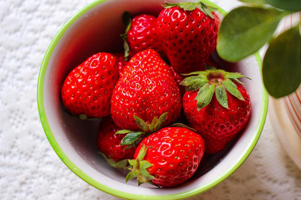 缩略图 | 美国8岁男童吃草莓，隔天竟身亡！当局呼吁：请勿食用！