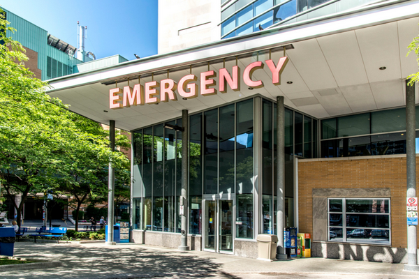 缩略图 | 失控！加拿大医院急诊爆满，恢复口罩令！患者"站着都很痛苦"！