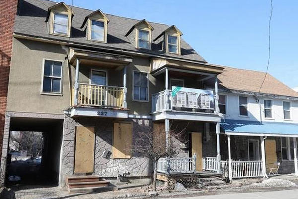 缩略图 | 渥太华房东一个决定导致房子被毁，遍地垃圾粪便！
