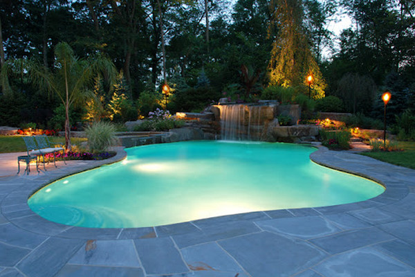 缩略图 | 精美设计的游泳池：让您家后院美得像个度假村