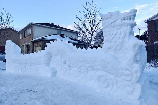 缩略图 | 加拿大华人家门前雪雕长龙贺新春，邻居都不愿搬走！