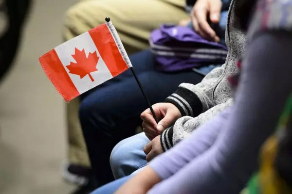 缩略图 | 最新研究：决定成为加拿大公民的移民数量大幅减少！