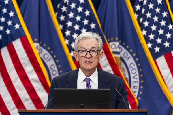 缩略图 | 美联储被特朗普逼到“悬崖边”，市场崩盘风险逼近！