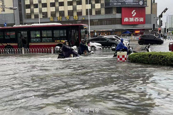 缩略图 | 广西钦州特大暴雨已持续12小时：城区多处内涝，车辆被淹，部分学校停课！