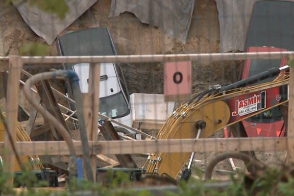 缩略图 | 加拿大建筑工地发生坍塌：地陷吞噬多辆工程车，一名工人死亡！