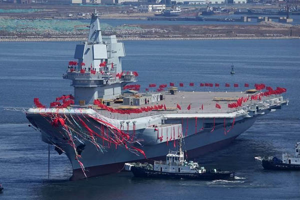 缩略图 | 第一艘中国国产航母 " 山东舰 " 今日通过台湾海峡！