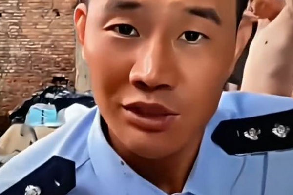 缩略图 | 彻底凉凉！嘎子哥谢孟伟穿警服直播，被刑拘7日！