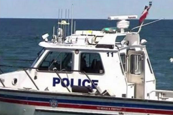 缩略图 | 多伦多湖畔翻船事故：2人死亡，8人获救