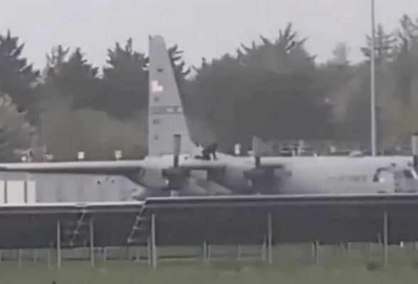 缩略图 | 男子“持斧”闯入爱尔兰机场，砸坏美军运输机，已被警方逮捕！