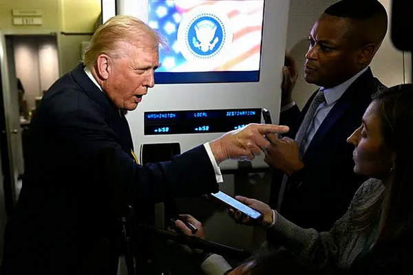 缩略图 | 被特朗普指鼻骂“猪”的女记者是谁？曾首问特朗普封口费丑闻，是知名新闻“老兵”