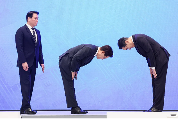 缩略图 | 韩国总统向财阀90度鞠躬，甚至“原本想行跪拜大礼”！