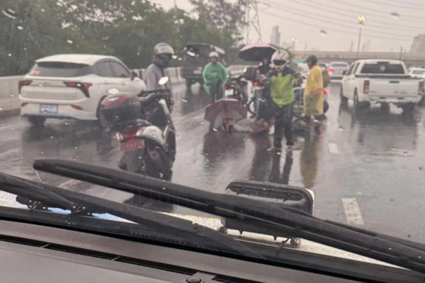 缩略图 | 外卖员雨天骑行遭雷击，上半身大面积灼伤，护身符断裂！