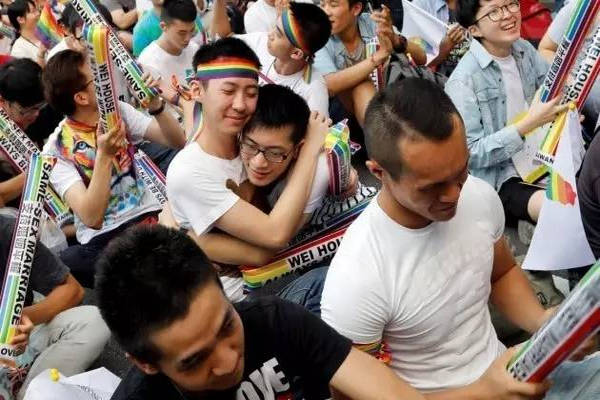 缩略图 | 湾湾“弯”了，亚洲第一“弯”！台湾同性结婚合法化！
