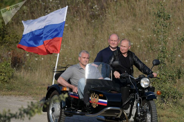 缩略图 | 普京骑摩托车亮相车展，车上还载着克里米亚总理