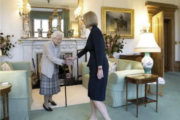 缩略图 | 特拉斯接受女王任命，正式成为英国首相