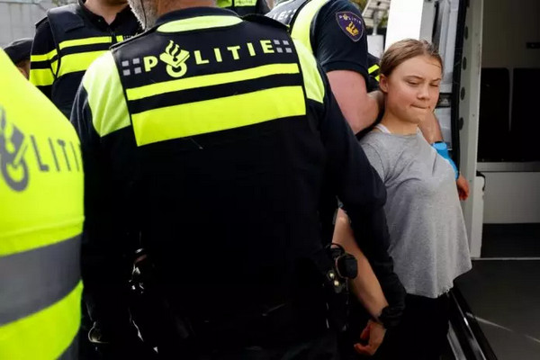 缩略图 | 瑞典“环保少女”荷兰海牙示威，两次被拘留！通贝里：世界正面临生存危机！