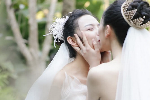 缩略图 | 杨丽萍女徒弟婚礼现场曝光，与同性爱人甜蜜拥吻