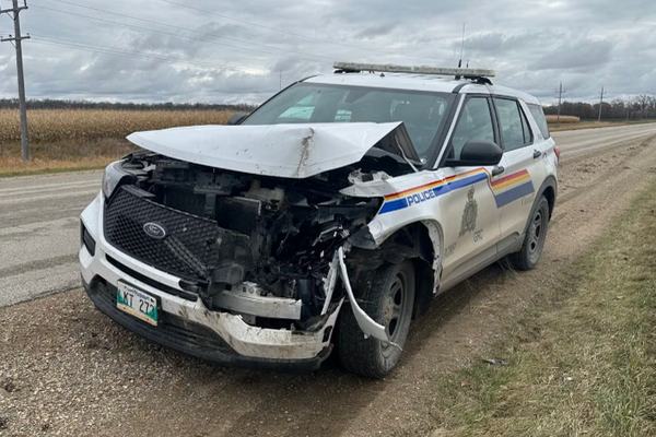 缩略图 | 加拿大一名17岁青少年极度猖狂：多次劫车，撞烂3辆警车！