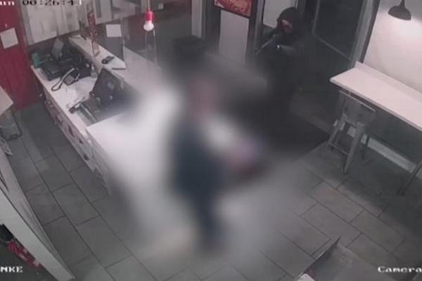 缩略图 | 加拿大16岁少年枪杀两名警员，四天前已枪击Pizza Hut店员工！