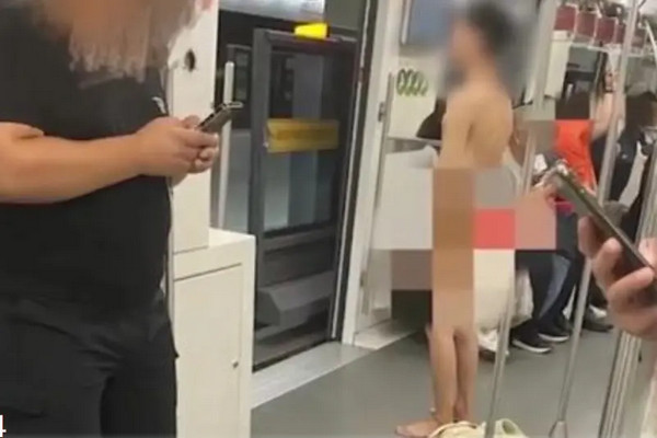 缩略图 | 男子在上海地铁脱光衣物被带离！警方：遇此情况及时报警
