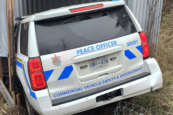 缩略图 | 太惨了！加拿大一户人家3年被撞4次：车辆直接飞进院子！