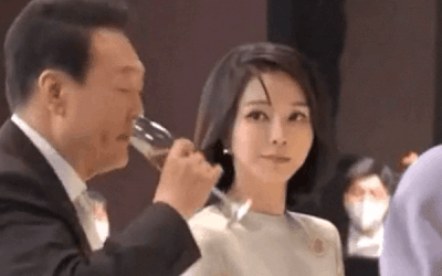 缩略图 | 韩国很戏剧性一幕，总统尹锡悦的岳母当庭被捕！