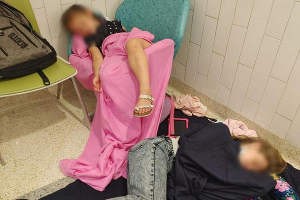 缩略图 | 加拿大亚裔母女睡在机场厕所：最糟最混乱体验！