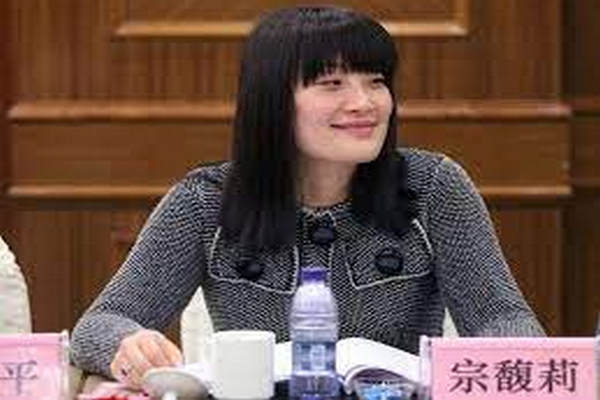 缩略图 | 14岁留美，她在42岁首次成为了中国女首富！