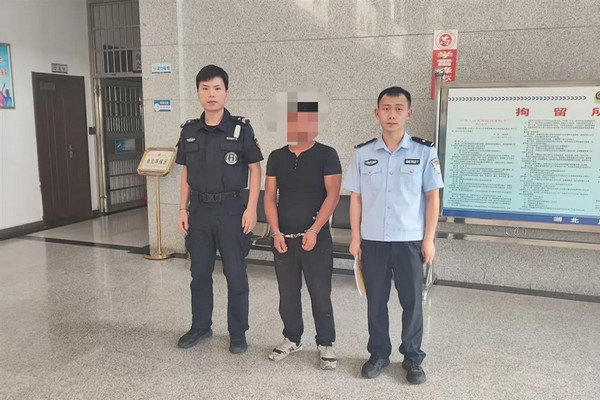 缩略图 | 女子如厕时，隔板下伸出一部手机…