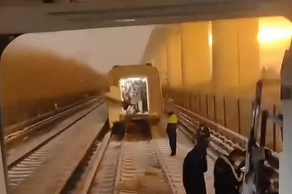 缩略图 | 北京地铁列车行驶中从中间断开，至少30人受伤！