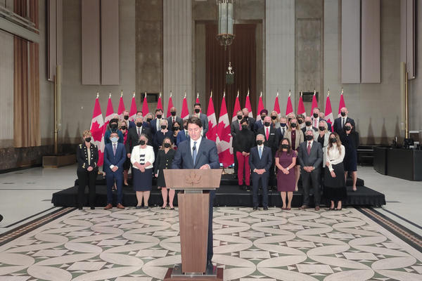 缩略图 | 加拿大新政府宣誓就职，特鲁多带全体成员与媒体见面！