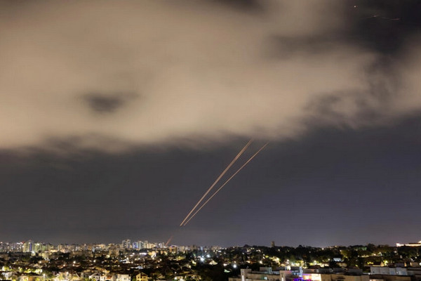 缩略图 | 伊朗首次直接从本土大规模攻击以色列，以色列空军基地遭击中！