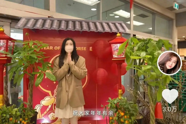 缩略图 | 58岁王祖贤在加拿大过年：和普通人一样接地气，身边好友没男的