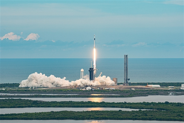 缩略图 | SpaceX“龙”飞船搭4人飞赴国际空间站：一个座位3.8亿元