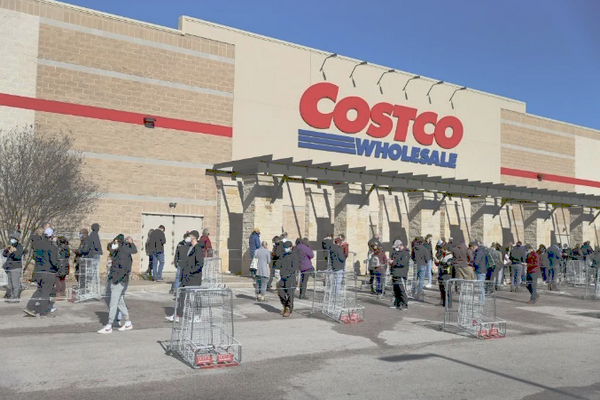 缩略图 | Costco货柜遭抢！卫生纸、瓶装水被搬空，加拿大秋冬物价将飞涨！