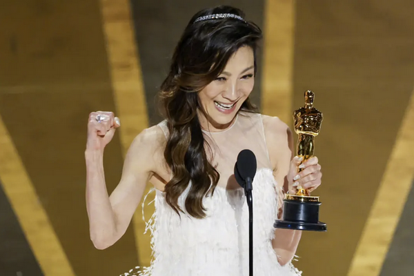 缩略图 | 杨紫琼获第95届奥斯卡影后！成首位华裔最佳女主角！