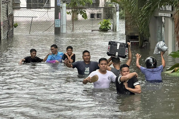 缩略图 | 菲律宾首都宣布进入灾难状态：强降雨已致13人死亡，有人乘简易橡皮艇出行！