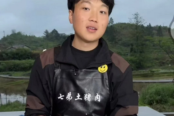 缩略图 | 21岁小伙卖猪肉帮助抚养6个弟妹：羡慕同龄人，希望爸妈别再生了