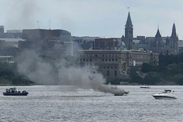 缩略图 | 渥太华河上船只突然起火，多人跳船逃离！