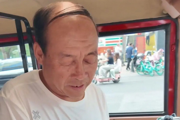缩略图 | 民工大爷写《我的母亲》爆火！“同框”摩的大爷发声！
