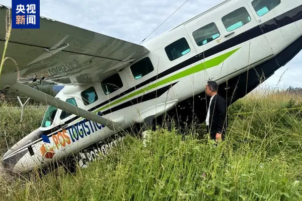 缩略图 | 印尼一架载有12人飞机遭枪击坠毁，两名飞行员遇难！