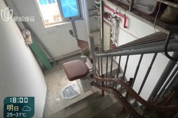 缩略图 | 女子花6万元装“爬楼机”，承诺全楼免费使用，却遭邻居抵制拆除！